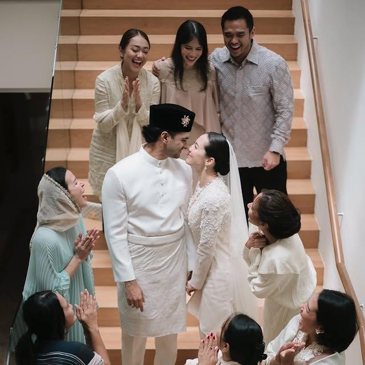 <p>Bikin baper ya, Bunda? Pevita tampaknya benar-benar tengah menikmati indahnya fase baru dalam hidupnya. Tak hanya sekadar merayakan ulang tahun, momen ini juga jadi ajang bernostalgia, karena Pevita turut mengunggah kembali beberapa momen pernikahan mereka. (Foto: Instagram @pevpearce)</p>