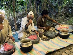 5 Ritual dan Tradisi Makan Nyentrik di Dunia, Ada dari Toraja