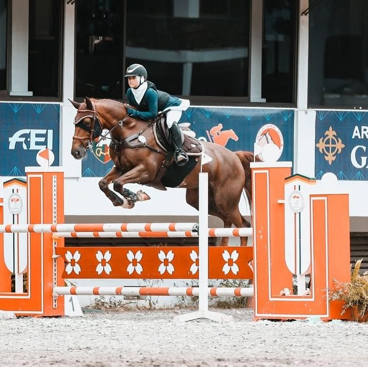 <p>Aisha Maydina Hakim alias Aisha Keem menekuni dunia olahraga berkuda. Bahkan, putri pertama Irfan Hakim ini juga telah mengikuti kejuaraan tingkat dunia. &ldquo;FEI WORLD CUP JUMPING SEA LEAGUE 2024,&rdquo; tulis Aisha, dikutip dari laman Instagram <em>@aishakeem15</em>).&nbsp;(Foto: Instagram@aishakeem15)</p>