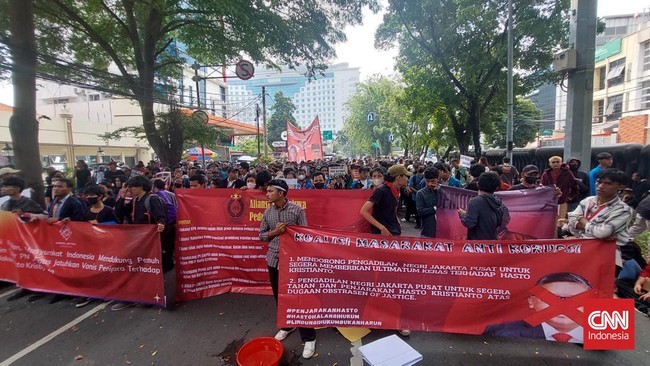 Puluhan massa yang didominasi anak muda menggelar aksi tandingan bersamaan dengan sidang vonis Sekjen PDIP Hasto Kristiyanto.