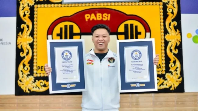 Dua rekor dunia yang dicetak oleh atlet angkat besi Indonesia, Rahmat Erwin Abdullah, diakui Guinness World Records.