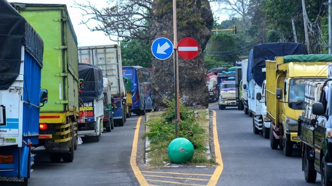 ASDP Klaim Macet Horor Ketapang Turun Signifikan Jadi 2 Km Macet horor hingga mencapai 42 km di Pelabuhan Ketapang, Banyuwangi, mulai turun signifikan. Antrean truk kini tersisa 2 km.
