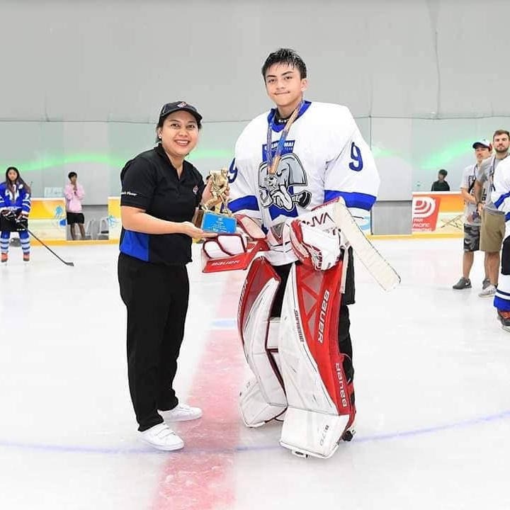 <p>Arka Setya Andipa Asmara adalah seorang atlet hoki es. Ia pun cukup sering mengikuti kejuaraan internasional seperti foto berikut ketika lomba di Pattaya, Thailand. &ldquo;Punya kiper terbaik di Pattaya! Terima kasih Chiang Mai A sudah mengizinkan saya bermain di tim kalian. Lain kali kita main, semoga kita bisa meraih Emas!&rdquo; tulis Arka, dikutip dari laman Instagram<em> @aruckermans.&nbsp;</em>(Foto: Instagram@aruckermans)</p>