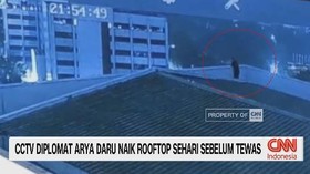 VIDEO: CCTV Diplomat Arya Daru Naik ke Rooftop Sehari Sebelum Tewas