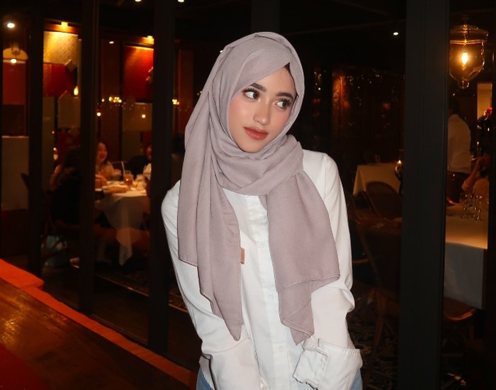 Dubai shawl. Model hijab mewah cocok untuk acara formal/Foto: instagram.com/shireeenz