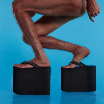 Nyeleneh, Brand Favorit Rihanna Rilis Sandal Platform 20Cm