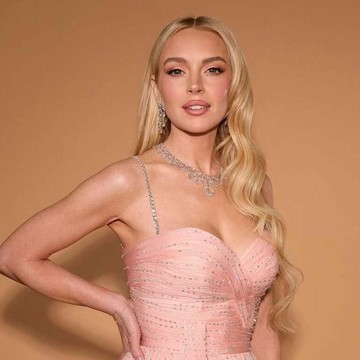 img-title Transformasi Fashion Lindsay Lohan di Tur Film Freakier Friday, Gaun Kristal hingga Gaya Western Chic