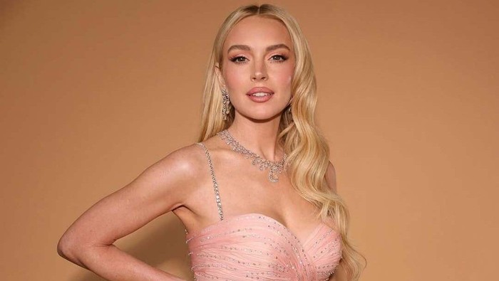 img-title Transformasi Fashion Lindsay Lohan di Tur Film Freakier Friday, Gaun Kristal hingga Gaya Western Chic