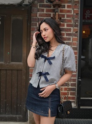 Get The Look: Ide Gaya Pakai Denim Skirt yang Simple dan Stylish ala Rachel Vennya