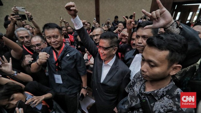 Ganjar, Adian, hingga FX Rudy Puluhan politikus PDIP datang mendukung Sekjen Hasto Kristiyanto dalam sidang vonis di Tipikor. Hasto dituntut 7 tahun penjara mengenai kasus suap.