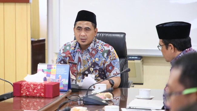 Wagub Taj Yasin mengatakan, catatan penurunan itu hasil dari intervensi menyeluruh di berbagai bidang, mencakup pendidikan, kesehatan, hingga bantuan RTLH.