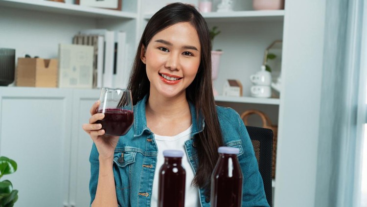 Ilustrasi Minum Jus Ilustrasi Minum Jus