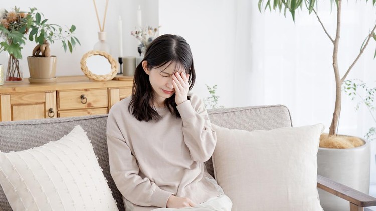 Ilustrasi sakit mata atau bintitan Woman holding her sore eyes