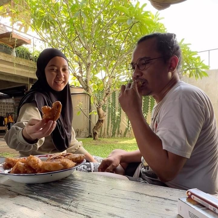 <p>Cella membangun rumah yang asri di kawasan yang jauh dari perkotaan di Yogyakarta. Area rumah Cella banyak ditanami tanaman hijau. Rumah milik ayah dua anak ini bahkan dibangun di dekat sawah, Bunda. (Foto: Instagram @cellanadalam)</p>