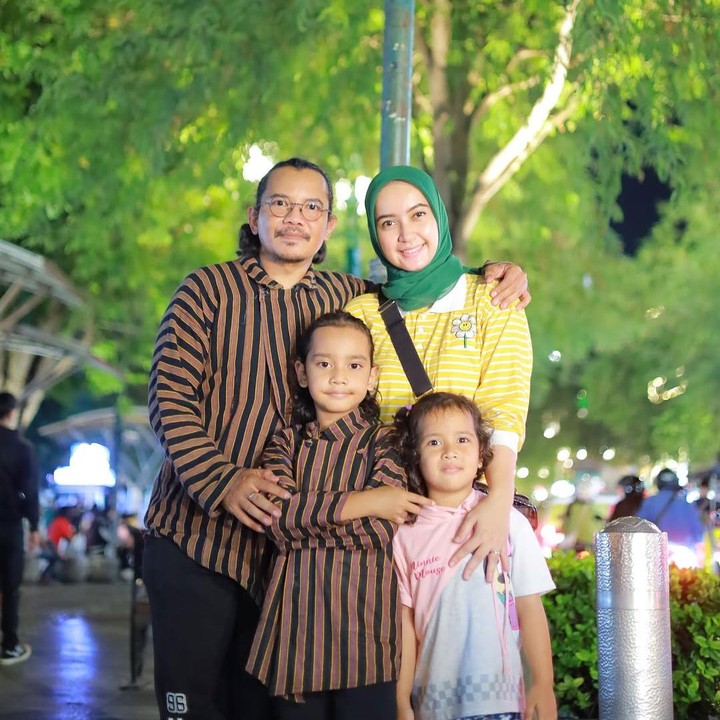 <p>Belum lama ini, Cella membagikan momen quality time-nya saat liburan bareng keluarga ke Malioboro. Selain jalan-jalan, Cella ternyata ke pusat kota untuk survei kampus anak-anaknya. Pria 42 tahun ini tampaknya ingin mendaftarkan anak-anaknya kuliah di Yogyakarta, Bunda. "Bnyak yg ingin berlibur kejogja namun terbentur biaya, <em>Alhmdulillah</em> besyukur masih bs bawa kluarga liburan kesini skalian survey kampus anak2 nanti, mampir beli oleh2 dan kulineran," tulisnya di Instagram. (Foto: Instagram @cellanadalam)</p>