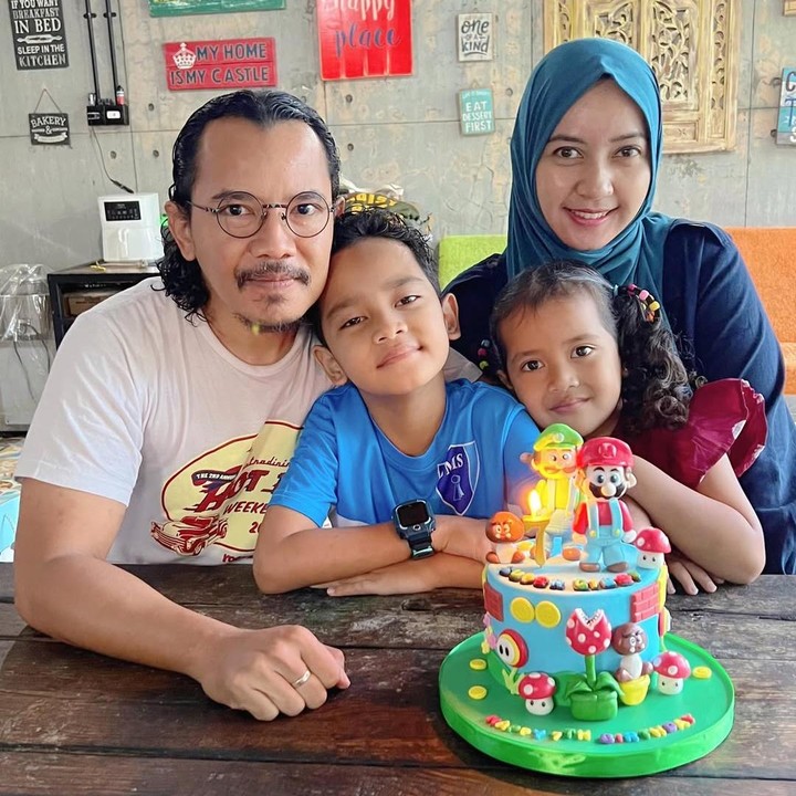 <p>Dari pernikahannya dengan Carolyn Dewi, Cella dikarnuniai dua anak, yakni Birama Bluesy Gibson Anacarla dan Irama Jazzy Rosanna Anacarla. Anak pertama Cella lahir pada Agustus 2017, sementara anak keduanya lahir pada September 2019. (Foto: Instagram @cellanadalam)</p>