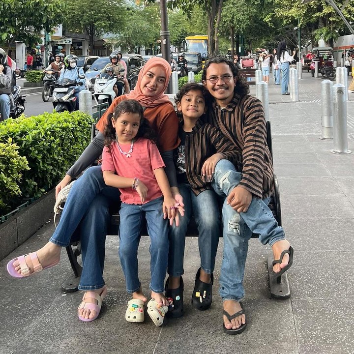 <p>Di waktu luangnya, Cella banyak menghabiskan waktu dengan liburan bersama keluarga. Alih-alih liburan ke Jakarta, Cella dan istri lebih memilih untuk berlibur di kawasan Yogyakarta, seperti di ikon kota di Jalan Malioboro. (Foto: Instagram @cellanadalam)</p>