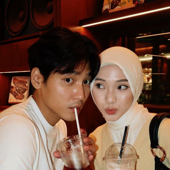 <p>Postingan itu pun langsung diramaikan komentar netizen yang ikut bahagia dan memberikan ucapan serta doa untuk rumah tangga mereka. “Semoga samawa terus <em>my fav couple,”</em> tulis akun <em>@belilaaa****.</em> “Ya Allah suka banget sama <em>couple</em> ini,” tulis akun <em>@shopy****.</em> “Semoga sehat selalu,” tulis akun <em>@tiwie***.</em> (Foto: Instagram@daehoon_na)</p>