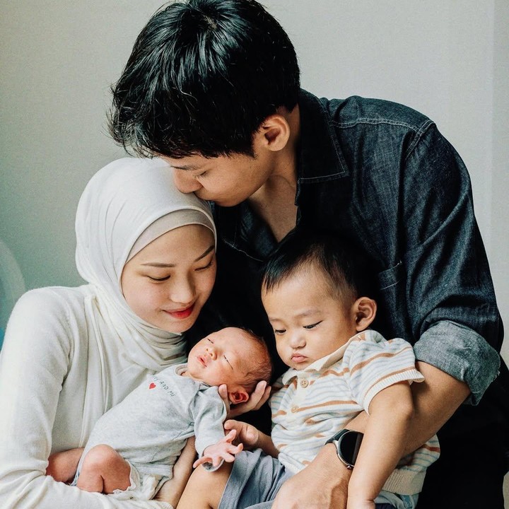 <p>Pada <em>postingan</em> itu, Daehoon juga mengungkap perjalanan pernikahannya dengan Julia. “Nggak kerasa udah mau enam tahun kita bertemu. Banyak hal yang sudah kita lewati bersama. Hari-hari sulit, bahkan pertengkaran pun ada,” tulis Daehoon, dikutip dari laman Instagram <em>@daehoon_na,</em> Jumat (25/7/2025). (Foto: Instagram@daehoon_na)</p>