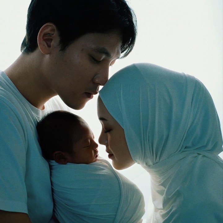 <p>Hal tersebut diketahui langsung melalui beberapa foto yang diunggah oleh Daehoon di akun Instagram pribadinya. Ia terlihat membagikan foto bersama sang istri selama lima tahun menjalin hubungan dari sepasang kekasih hingga suami dan istri. (Foto: Instagram@daehoon_na)</p>