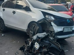 Situasi TKP Laka Beruntun Jaktim: Mobil Melintang, Korban Dibawa Ambulans