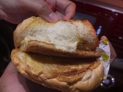 Pria Ini Kecewa Usai Beli Burger Kaki Lima Seharga Rp 166 Ribu, Rasanya...