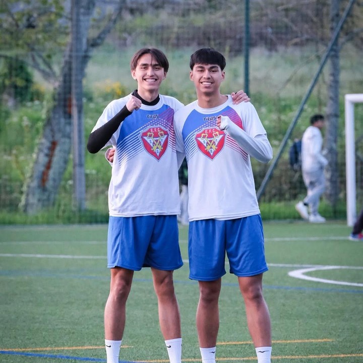 <p>Kedua putra Darius Sinathrya dan Donna yang bernama Lionel Nathan dan Diego Andres ternyata menekuni olahraga yang sama, yakni sepak bola. Bahkan, keduanya gabung di klub yang sama juga, lho. Momen ketika mereka latihan sepak bola di Braga, Portugal, pun sempat dibagikan sang ayah. &ldquo;Akhirnya setelah sekian bulan, bisa lihat langsung<em>&nbsp;@lionel.sinathrya&nbsp;</em>&amp;&nbsp;<em>@diego.sinathrya</em> latihan,&rdquo; ujar Darius, dikutip dari laman Instagram <em>@darius_sinathrya. </em>(Foto: Instagram@darius_sinathrya)</p>