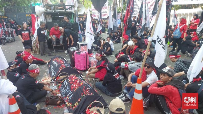 Ratusan massa pendukung ikut memantau proses jalannya sidang vonis terhadap Sekjen PDIP Hasto Kristiyanto.