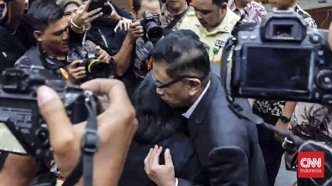 Momen Haru Hasto Peluk Istri Usai Divonis 3,5 Tahun Penjara Sekjen PDIP Hasto Kristiyanto divonis 3,5 tahun penjara atas kasus suap. Usai sidang, ia memeluk istrinya, Maria, yang menyatakan siap menghadapi putusan.
