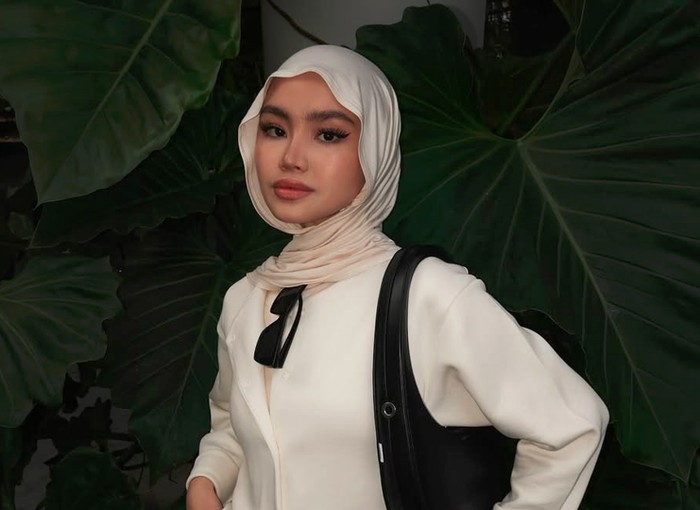 Pashmina kaos. Jenis hijab ini cocok untuk pemilik wajah bulat dan suka bergerak aktif/Foto: instagram.com/sashfir