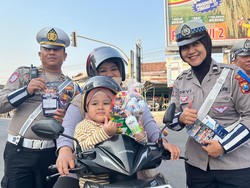 Apresiasi Pengendara Patuh, Polres Kediri Beri Bingkisan Hadiah