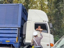 Aksi Polisi Situbondo Bagi Makanan ke Pegendara yang Terjebak Macet Horor