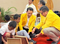 Suka Cita Anak-anak Penerima Program Berbagi Sepatu dari Golkar