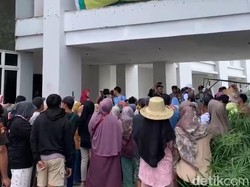 Tolak Dipindah ke Lantai 2, Pedagang Pasar Renteng Geruduk Kantor Bupati