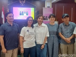 Pertama Kali ke Buleleng, Ratih Kumala Soft Launching Buku Koloni Besok