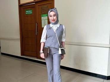 Maksud Sarkas Reza Gladys Pakai Outfit Abu-abu di Persidangan Nikita Mirzani