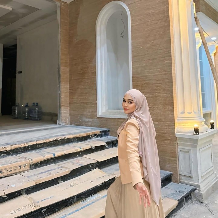 <p>Ria Ricis kembali memperlihatkan perkembangan rumah barunya yang masih dalam tahap pembangunan. Hal itu dijelaskannya sambil memperlihatkan setiap sudut rumah mewahnya yang hampir rampung. (Foto: YouTube Ricis Official)</p>
