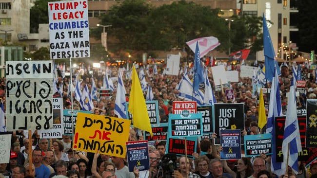 Ribuan Warga Tel Aviv turun ke jalan pada Sabtu (9/8), mendesak agar agresi Israel ke Palestina segera dihentikan.