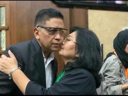 Sekjen PDIP Hasto Peluk-Cium Istri lalu Salam Metal Jelang Sidang Vonis
