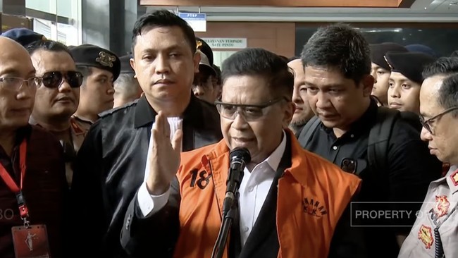 Sekjen PDIP Hasto Kristiyanto tiba di Pengadilan Tipikor untuk sidang vonis kasus suap. Pendukungnya menggelar orasi hingga tarian Bali.