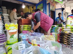 Satgas Pangan Temukan Beras Premium Oplosan Saat Sidak Pasar Larangan