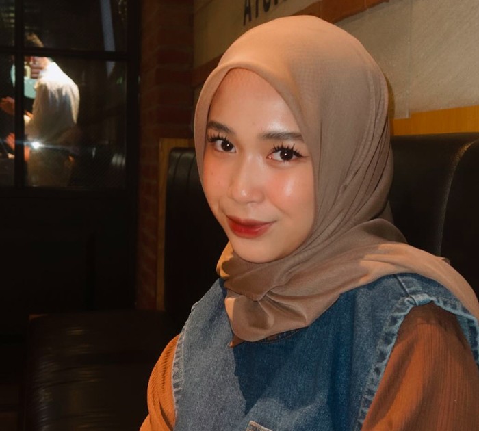 HIjab square. Jenis hijab ini cocok untuk wajah panjang agar tampak lebih seimbang/Foto: instagram.com/indyratnap