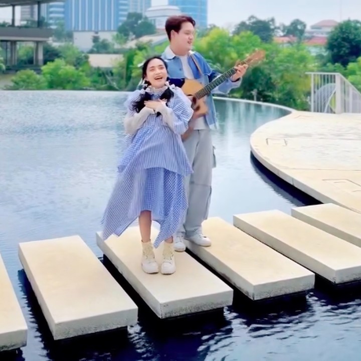 <p>Thana Ajeng dari grup Aviwkila mengumumkan kehamilan ketiganya beberapa waktu lalu. Meski tengah hamil, Thana masih aktif bernyanyi hingga merilis single lagu bersama suaminya Uki Diqie. (Foto: Instagram @aviwkila)</p>