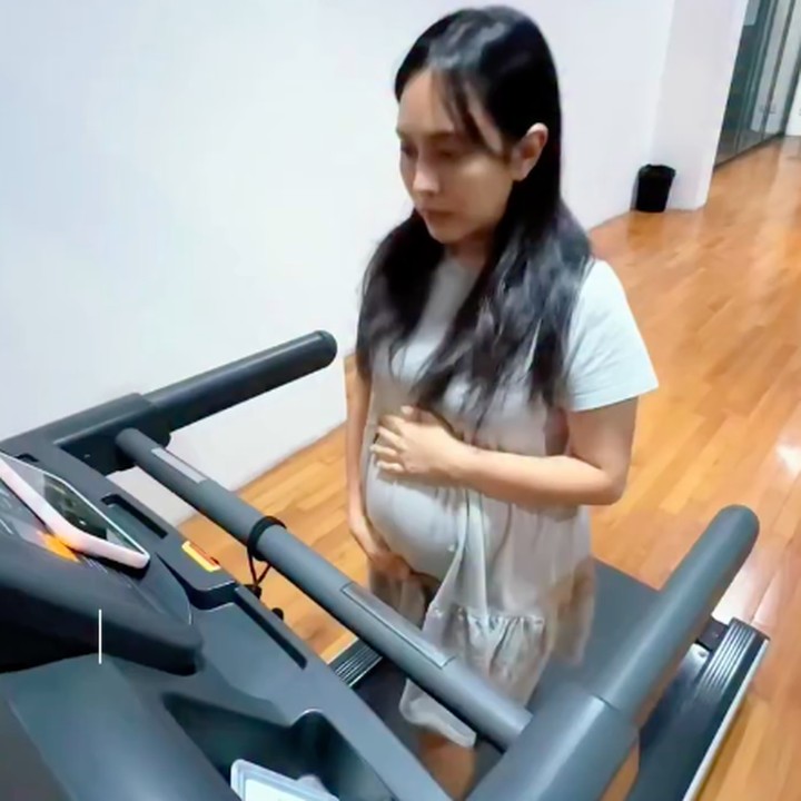 <p>Thana sering membagikan perjalanan kehamilan ketiganya di media sosial. Bunda dua anak ini pernah mengunggah aktivitasnya saat melakukan treadmill di masa kehamilan. Thana tampaknya tak mau berdiam diri di kehamilan ketiga ini. Selain masih aktif bernyanyi, ia juga tetap menjalankan aktivitas fisik. (Foto: Instagram @aviwkila)</p>
