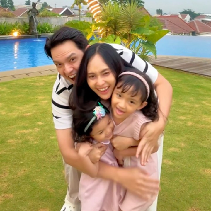 <p>Thana Ajeng dan suaminya Uki Diqie resmi menikah pada April 2018 di Malang. Dari pernikahan ini, keduanya dikaruniai dua anak perempuan bernama Aisha Nura Sulaiman dan Nadalety Cittavani Sulaiman. Anak pertama Thana, Nura, diketahui juga memiliki bakat menyanyi seperti ibundanya. (Foto: Instagram @aviwkila)</p>