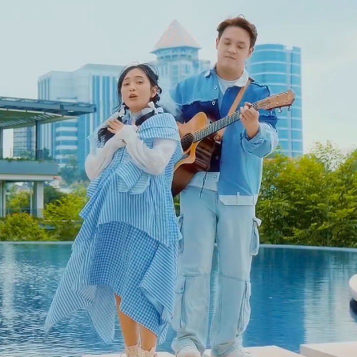 <p>Baru-baru ini, Thana dan Uki yang tergabung dalam grup Aviwkila merilis lagu berjudul <em>Akan Ada Waktunya</em>. Dalam video klip lagu yang dibagikan ke media sosial, Thana terlihat pamer <em>baby bump</em> kehamilan ketiganya. (Foto: Instagram @aviwkila)</p>