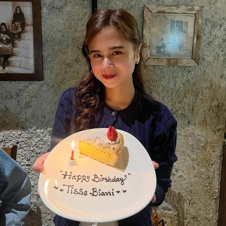 <p>Tissa membagikan momen perayaan ulang tahunnya yang sederhana di Instagram. Melalui unggahan ini, Tissa bersama keluarga dan sang kekasih diketahui merayakan hari ulang tahun ini di salah satu restoran Italia yang ada di kawasan Jakarta Selatan. "<em>Chapter 23. Alhamdulillah</em>," tulis Tissa, dikutip dari Instagram miliknya. (Foto: Instagram @tissabiani)</p>