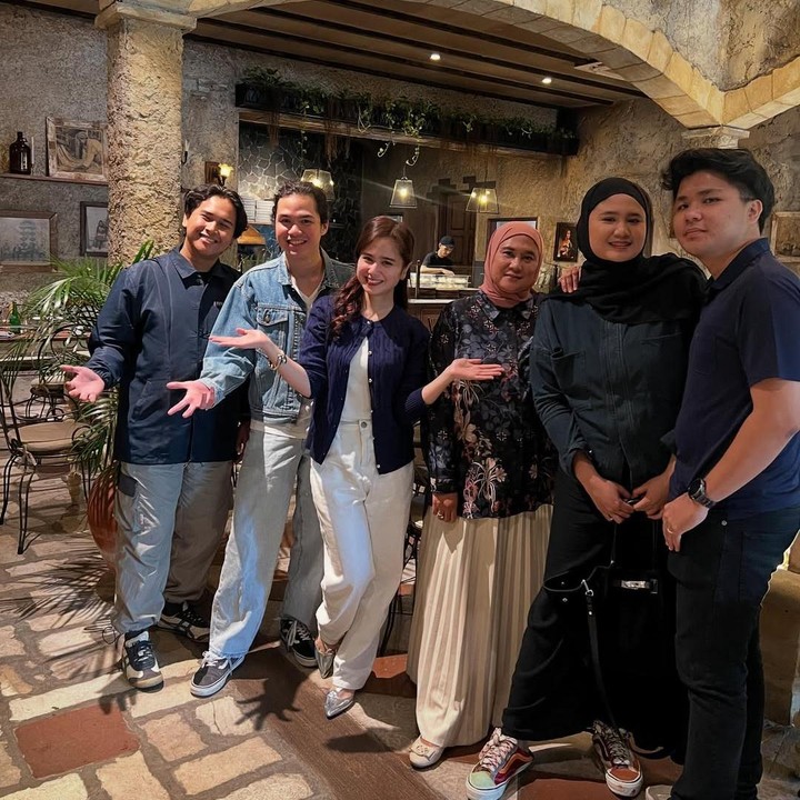 <p>Artis Tissa Biani merayakan ulang tahun ke-23 pada 24 Juli 2025. Di hari spesialnya, Tissa merayakan bersama keluarga tercinta dan sang kekasih Dul Jaelani, Bunda. (Foto: Instagram @tissabiani)</p>