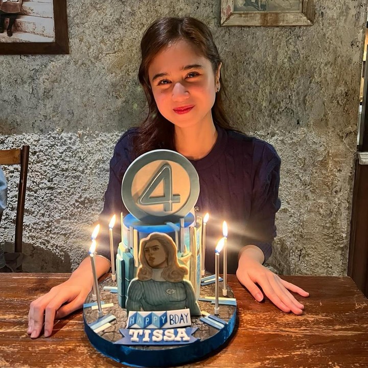 <p>Tissa mendapatkan kue ulang tahun spesial di hari ulang tahunnya. Kue ulang tahun ini didesain dengan karakter Susan Storm atau Invisible Woman di film <em>Fantastic Four</em>. Kue ini juga bertuliskan ucapan ulang tahun untuk Tissa. (Foto: Instagram @tissabiani)</p>