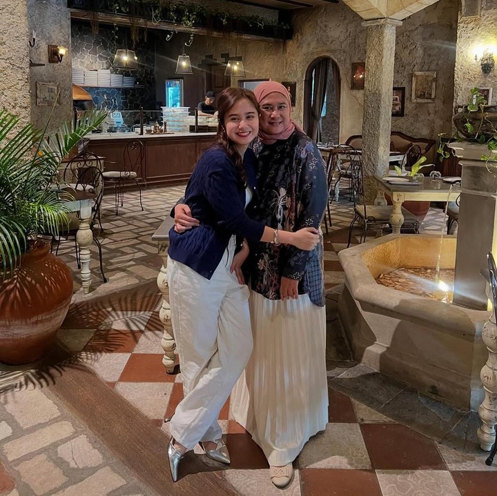 <p>Dalam foto yang dibagikan, Tissa juga mengunggah kebersamannya dengan ibundanya, Dian Estining Adhi. Tissa tampak memeluk sang Bunda yang memiliki paras mirip dengannya. (Foto: Instagram @tissabiani)</p>